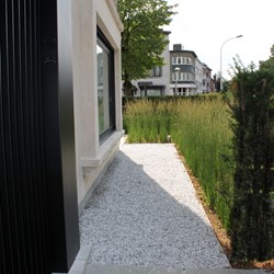 bedrijfstuin-Wilrijk-terras-breuksteen-kiezels